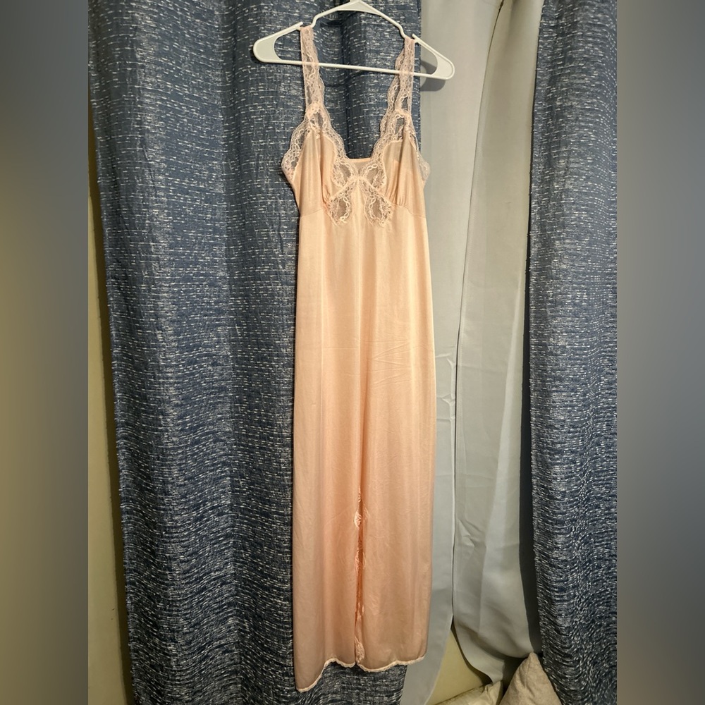 Vintage pink night gown. Size small.